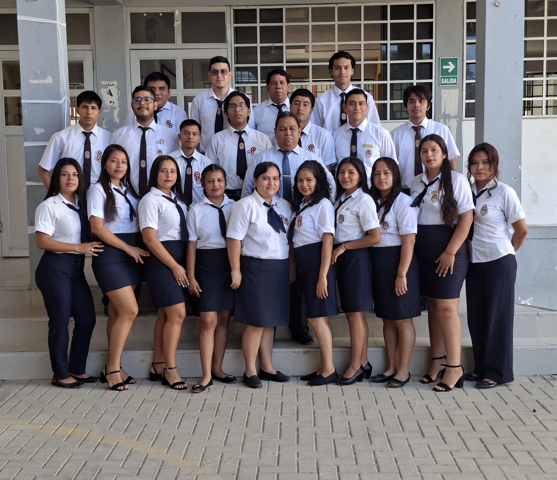 Estudiantes y docentes del I.E.S.T.P. Contralmirante Manuel Villar Olivera
